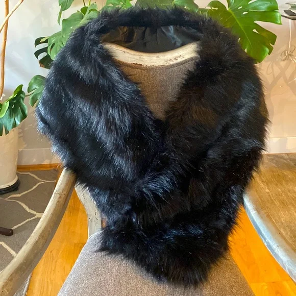 Black faux fur shawl - Picture 2 of 4